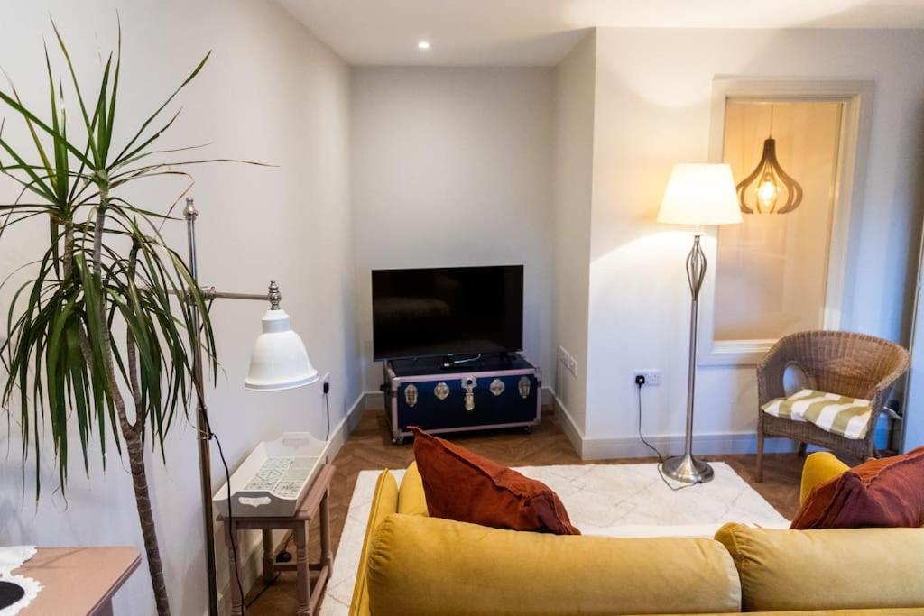 Amarelo Apartment, Central Charlbury, 1 Super King Bed Esterno foto