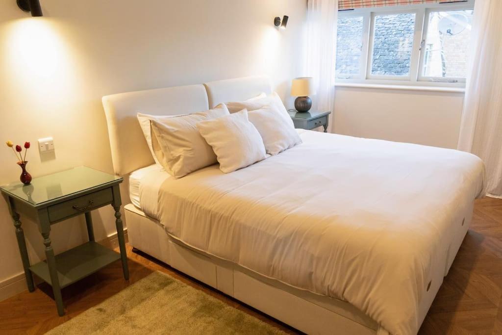 Amarelo Apartment, Central Charlbury, 1 Super King Bed Esterno foto